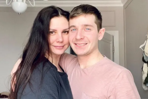 Și-a crescut fiul vitreg de la 7 ani, apoi l-a luat de soț. Povestea care a făcut valuri în Rusia