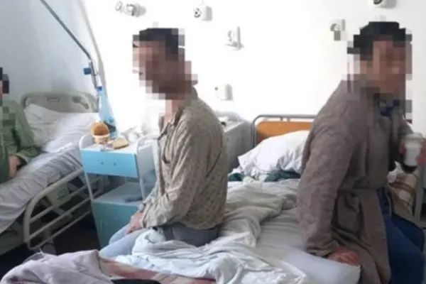 Imagini revoltătoare într-un spital din Vâlcea. Bolnavii, obligați să stea câte doi în pat. Saloanele, focare de infecție - FOTO