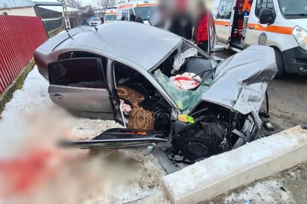 Accident teribil în Suceava. Mașină înfiptă într-un șanț. Cinci tineri au ajuns la spital