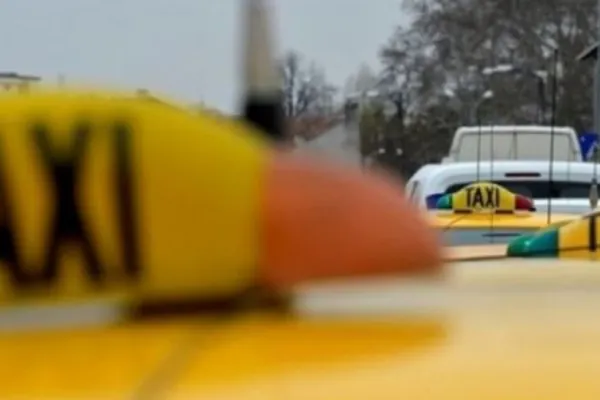 Taximetrist bătut cu bestialitate de doi pietoni - ce a declanșat atacul sălbatic. VIDEO