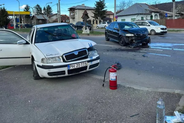 Accident în Prahova. Două autoturisme s-au izbit în plin, în Vălenii de Munte. Printre victime este și un minor