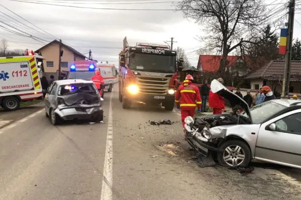 Accident grav în județul Neamț - 1 mort și 4 răniți după o ciocnire violentă între două mașini - FOTO