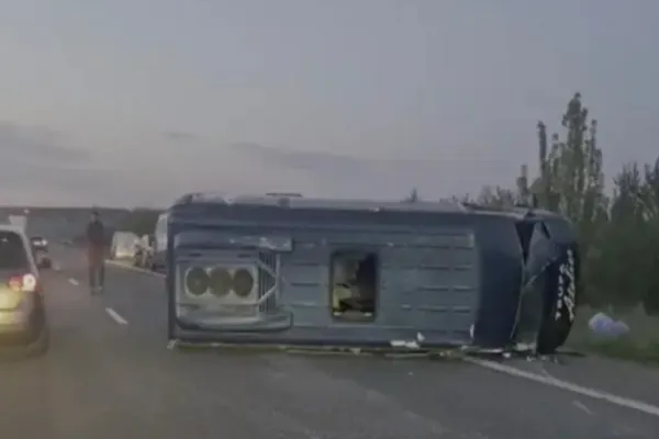Trei membrii ai unei cunoscute trupe de muzică cover, răniți într-un accident rutier, pe A1. Impact violent, la prima oră a dimineții