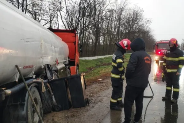Pericol de explozie în Bârlad: O cisternă cu 23 de tone de motorină s-a ciocnit cu un camion - Intervenția urgentă a pompierilor