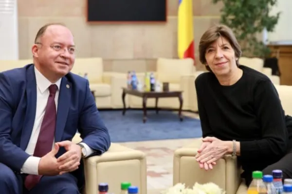 Bogdan Aurescu s-a întâlnit în aeroport cu ministrul de Externe al Franței - Macron a făcut escală la București
