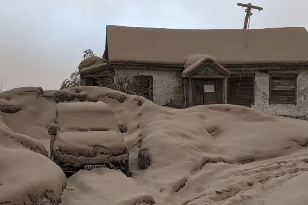 Erupția puternică a unui vulcan din Rusia a „vopsit” în gri localitățile din jur. Imagini apocaliptice cu casele  îngropate în cenușă