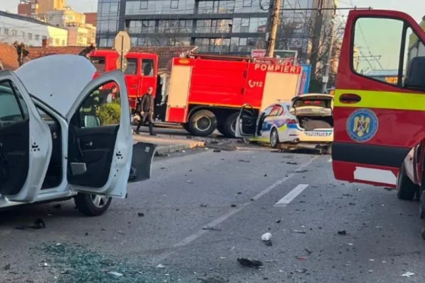 BMW al Poliției Rutiere, DISTRUS după un carambol pe o stradă din Cluj! Doi polițiști au avut nevoie de îngrijiri medicale