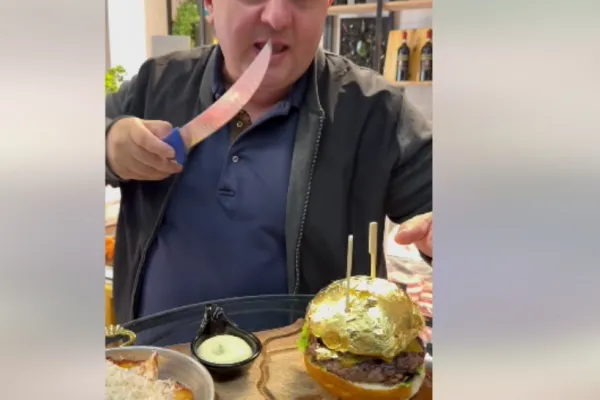 Burger cu foiță de aur și platou mai SCUMP decât PENSIA MINIMĂ! Lux și opulență în meniul restaurantului unui lider PSD din Ardeal