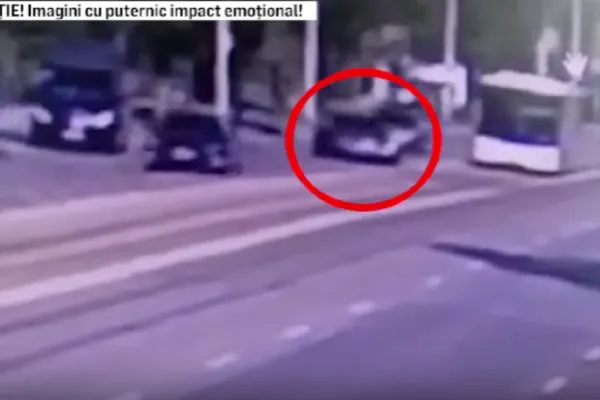 7 persoane rănite la Iași, după ce un șofer a întors fără să se asigure. Accidentul, surprins de camerele de supraveghere - VIDEO