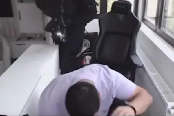 Regele provocărilor de pe TikTok, reținut pentru 24 de ore. Polițiștii au descins peste el în timpul unui live - VIDEO