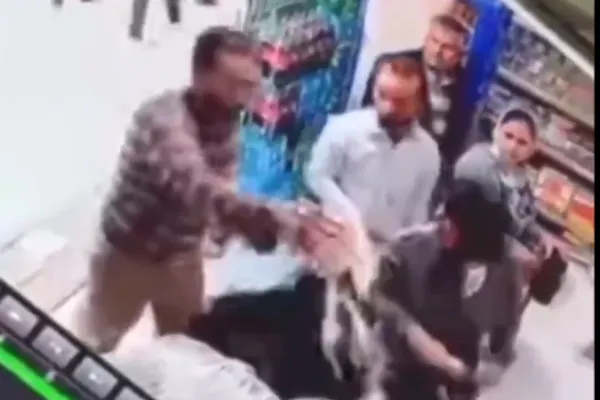 Două femei, agresate într-un magazin din Iran pentru că nu purtau hijab-ul pe cap! Un bărbat le-a atacat cu iaurt - VIDEO