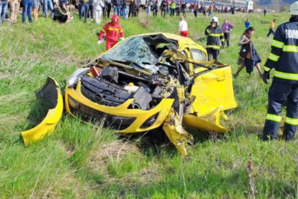 Accident violent pe calea ferată | Mașină spulberată de tren în Vaslui: Cel puțin 2 victime, inclusiv un copil de 7 ani - Intervenție urgentă - FOTO