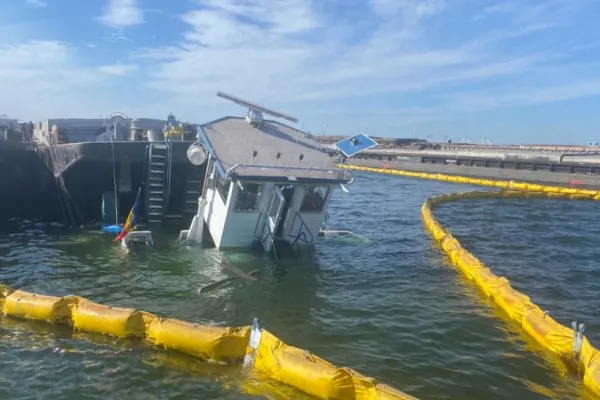 Accident de navigație! Un împingător sub pavilion Cehia s-a scufundat în portul maritim Constanța. Cum se simt membrii echipajului - FOTO