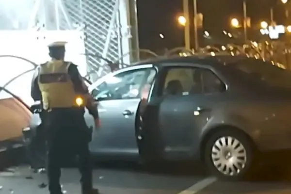 Tupeu maxim. După ce a fugit de polițiști, pentru că băuse, un șofer a lovit o stație de metrou din București și a făcut circ