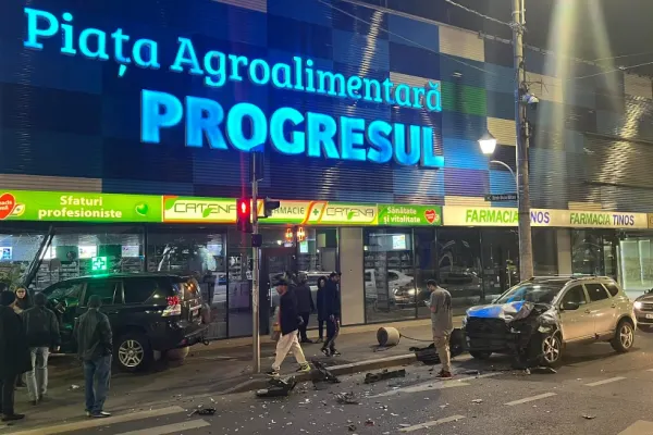 Accident spectaculos în București. A intrat cu autoturismul într-o farmacie - FOTO