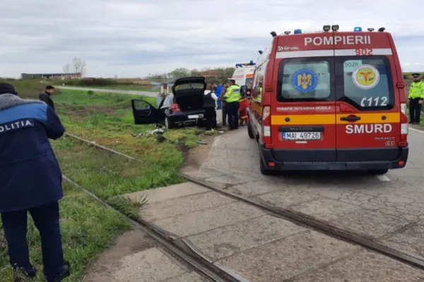 Accident deosebit de grav în județul Neamț. O ambulanță a intrat într-un cap de pod