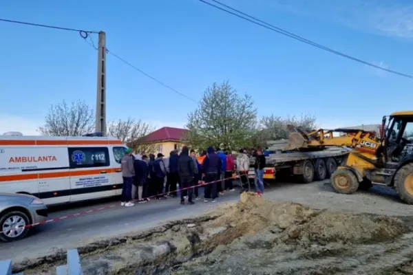 Accident înfiorător în Bacău. 2 muncitori care descărcau o remorcă AU MURIT, striviți de un stâlp de beton