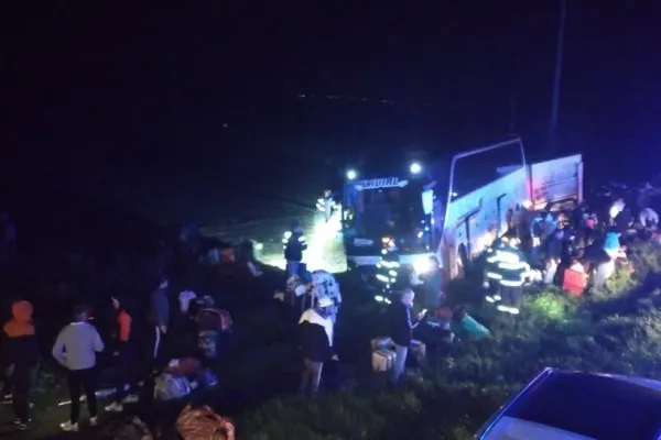 Un nou accident foarte grav pe "drumul morții" - Plan roșu activat după ce un autocar s-a răsturnat