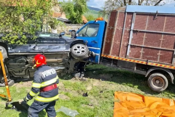 Accident grav între 5 autoturisme - O persoană a murit, alte patru au fost rănite grav