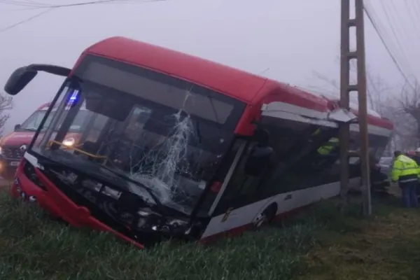 Accident grav între un autobuz și alte două mașini, în Arad - Două victime au fost transportate la spital