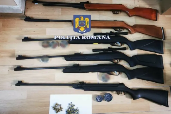 Un întreg arsenal de arme, descoperit de polițiștii din Bacău, după o serie de percheziții