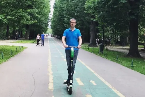 Accidentul lui Dan Barna pe trotinetă, subiect de glume pentru George Simion. Deputatul USR ar fi traversat pe roșu - SURSE
