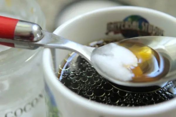 Picături de ulei de măsline în cafea? Obiceiul care este benefic pentru sănătate
