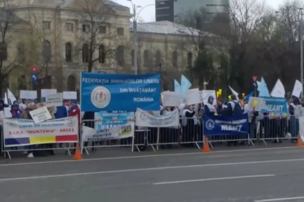 Au început marile PROTESTE! Profesorii scandează la ușa premierului: „Înghețați salariile, înghețăm anul școlar”