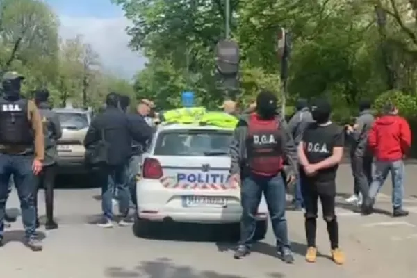Doi polițiști prinși în flagrant de DGA în timp ce luau șpagă, în București, chiar în trafic