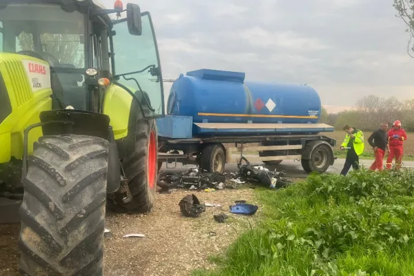 Doi motocliclişti în vârstă de 17 ani, răniţi într-un accident cu un tractor! Traficul a fost blocat - IMAGINI teribile