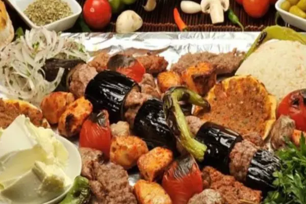 Cum să combinăm alimentele la masa de Paște. 10 reguli prin care chiar putem slăbi de sărbători