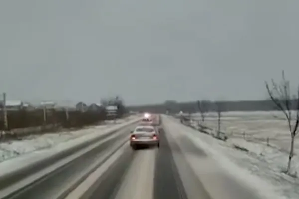 Momentul în care un șofer inconștient este aproape să producă un accident pe DN24. VIDEO cu mașina care patinează și lovește participanții la trafic