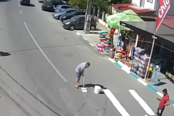 Un buticar din Costinești și-a făcut trecere de pietoni către propria afacere