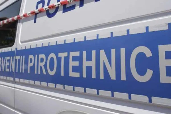 Polițiști cercetați pentru că nu au chemat pirotehniștii după ce un bărbat a sunat că are o BOMBĂ sub mașină - tânărul ar fi fost pus să "tragă de ea"