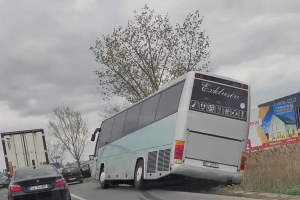Accident cumplit, în Iași: microbuz plin cu copii, impact devastator cu un autoturism