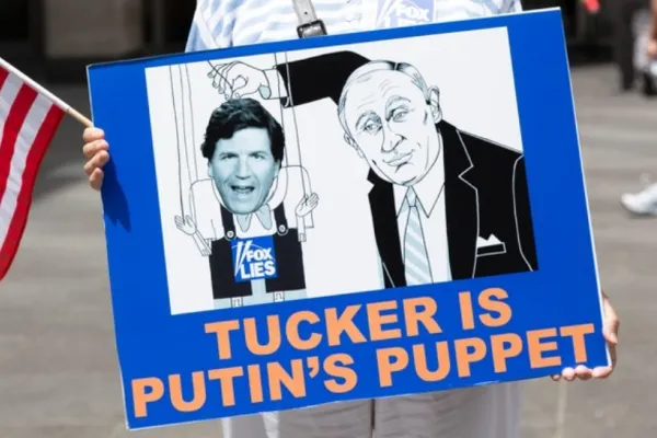 Tucker Carlson, realizatorul TV dat afară de Fox News, ofertat și apărat de propagandiștii lui Putin