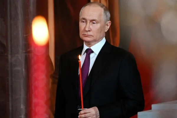 Vladimir Putin, spășit în timpul slujbei de Paște! Cum a fost surprins liderul de la Kremlin VIDEO
