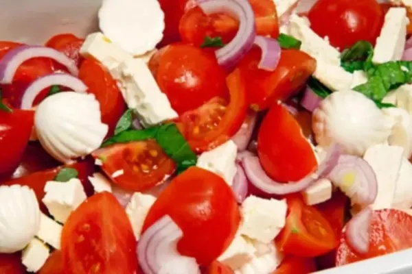Pericolul din combinația roșii cu brânză - Puțină lume știe despre riscurile alimentelor preferate ale românilor