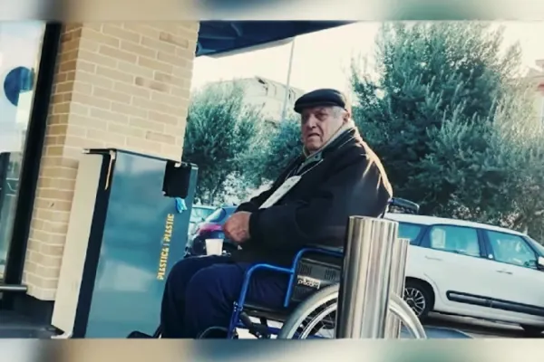 Bătrân din Italia, păcălit cu 300 de mii de euro de o româncă. Bărbatul a ajuns să cerșească din cauza ei