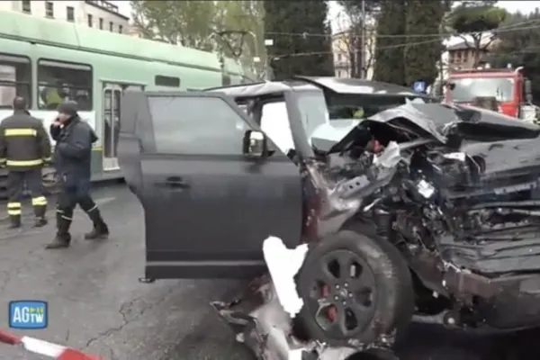 Accident grav provocat de un fotbalist - Bolidul său s-a făcut pulbere