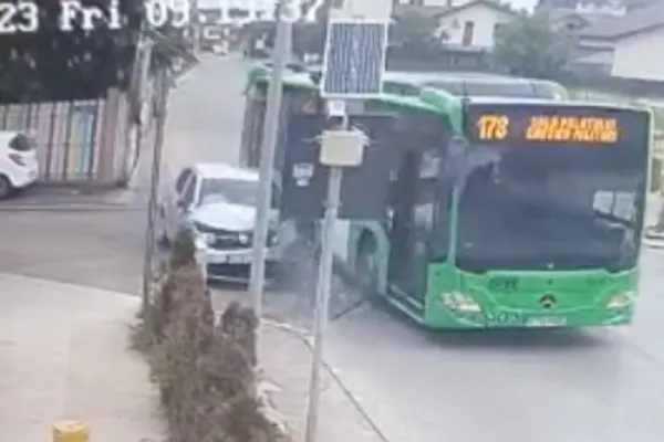 Accident șocant între o Dacie și un autobuz STB, surprins de camerele de supraveghere. VIDEO cu impactul violent