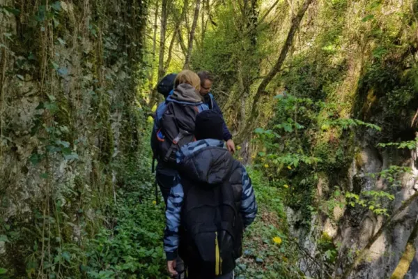 Un bebeluș, 4 copii si părinții lor, salvați de jandarmii montani și salvamontiști - Grupul de turiști, nevoit să înnopteze pe munte