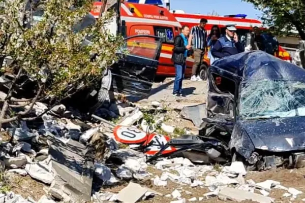 Accident mortal în județul Constanța: 2 mașini spulberate de un TIR - 6 victime: 2 morți și 2 răniți - Primele imagini după impact