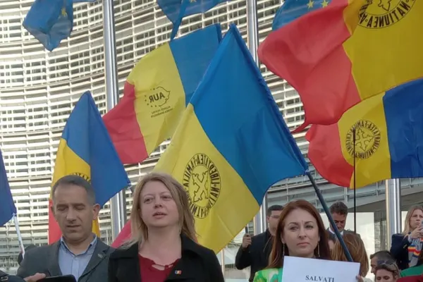 AUR a înlocuit drapelul național cu steagul de partid! Sigla formațiunii politice, plasată în locul stemei României