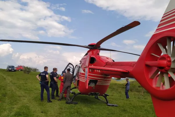 Accident teribil în Hunedoara: Bărbat rănit, prins sub tractor - Cei 2 copii ai săi au fost martori la tragedie - A fost solicitat elicopterul SMURD