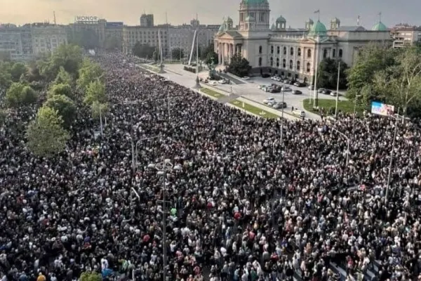 Lovitură de teatru în Serbia: Decizie radicală a președintelui Vucic după valul de proteste în urma atacurilor armate soldate cu 18 morți