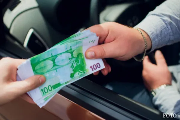 Polițiștii de la Rutieră, prinși în flagrant în aprilie luând mită, trimiși în judecată de DNA
