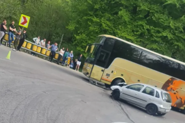 Accident grav aproape de Predeal: Un autocar plin cu copii și o mașină s-au ciocnit - Cel puțin 2 victime - FOTO