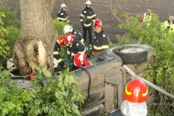Accident grav, în Vaslui: un mort și un rănit, după ce s-au răsturnat cu mașina și s-au izbit violent de un nuc - FOTO