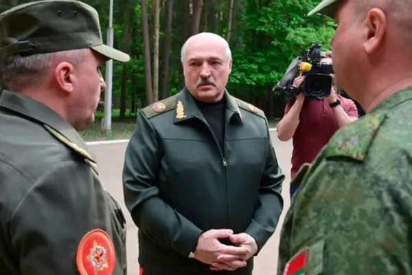 Aleksandr Lukașenko pozează în „om puternic”, ca și Putin, căruia îi este aliat fidel - Răgușit și machiat, după zile de absență